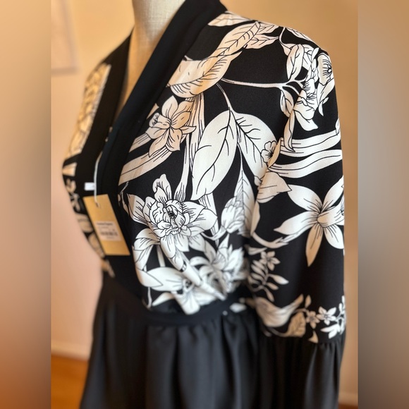 BLACK AND WHITE FLORAL CHIFFON LAYERED ZIPPER  ABAYA NWTS size large length 58”✨ - Picture 5 of 10